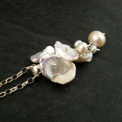 delikatny,perłowy,płatki keshi - Wisiory - Biżuteria