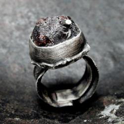 Srebrny pierścionek z surowym granatem - Pierścionki - Biżuteria