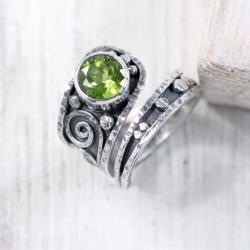 Srebrny,regulowany pierścionek z oliwinem - Pierścionki - Biżuteria