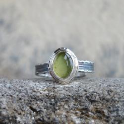 delikatny pierścionek,oliwin,zieleń - Pierścionki - Biżuteria