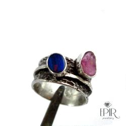 Obrączka srebrna z opalem i różowym szafirem - Pierścionki - Biżuteria