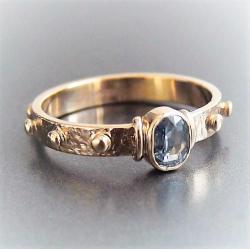 złoty pierścionek różaniec,pierścionek z szafirem - Pierścionki - Biżuteria