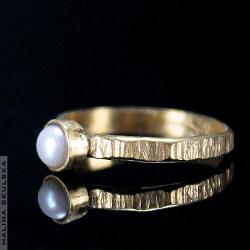 pierścionek,ryflowany,złocony,srebrny,perła - Pierścionki - Biżuteria
