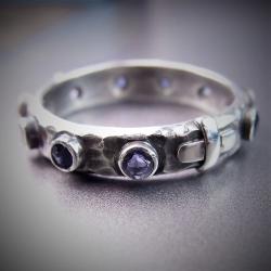 srebrny pierścionek różaniec z iolitami - Pierścionki - Biżuteria