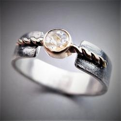 srebrno-złoty pierścionek,z białym szafirem - Pierścionki - Biżuteria
