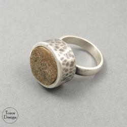 pierścionek z bursztynem,srebrny,młotkowany - Pierścionki - Biżuteria