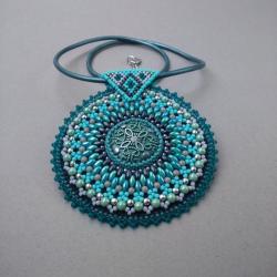 medalion,haft koralikowy,orientalny - Naszyjniki - Biżuteria