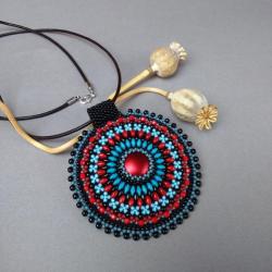 medalion,kolorowy,haft koralikowy,czarny,czerwony - Wisiory - Biżuteria