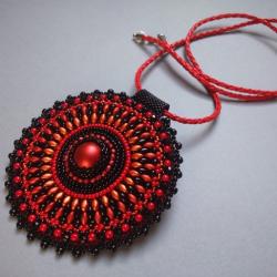medalion,haft koralikowy,czerwony,wisior - Wisiory - Biżuteria