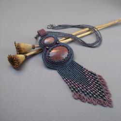 wisior,z rodonitem,z frędzlami,haft koralikowy - Wisiory - Biżuteria