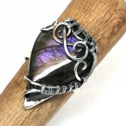 Oryginalny pierścień z purpurowym labradorytem - Pierścionki - Biżuteria