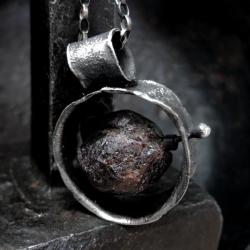Wisior - srebro i surowy granat - Naszyjniki - Biżuteria