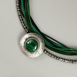 naszyjnik na rzemieniach z malachitem - Naszyjniki - Biżuteria