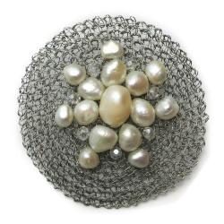 broszka,elegancka,perły,koło,szydełko - Broszki - Biżuteria
