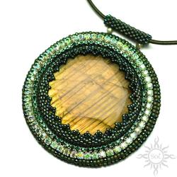 medalion,labradoryt,złoty,zielony,misterny,okrągły - Wisiory - Biżuteria
