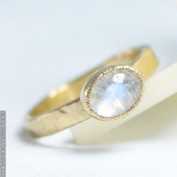 Złocony,młotkowany,pierścionek,kamień księżycowy - Pierścionki - Biżuteria