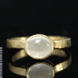 kamień księżycowy,złocony,młotkowany - Pierścionki - Biżuteria