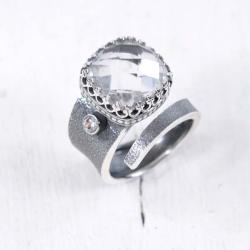Srebrny,regulowany pierścionek z kryształem górsk - Pierścionki - Biżuteria