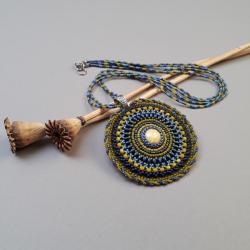 medalion,haft koralikowy,kolorowy - Wisiory - Biżuteria