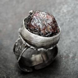 Srebrny pierścionek z surowym granatem - Pierścionki - Biżuteria