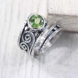 Srebrny,regulowany pierścionek z oliwinem - Pierścionki - Biżuteria