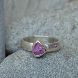 surowy pierścień,pierścień z rubinem,boho - Pierścionki - Biżuteria
