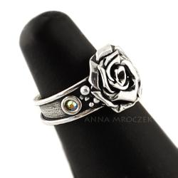 róża,kwiat,calineczka,mały pierścionek,swarovski - Pierścionki - Biżuteria