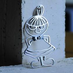 Srebrny wisior z grafiką Małej Mi – unikatowe rękodzieło artystyczne