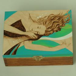 marzycielka,kobieta,pirografia - Pudełka - Wyposażenie wnętrz