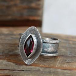 srebrny pierścionek z granatem - Pierścionki - Biżuteria