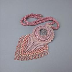 fossil,haft koralikowy,pudrowy róż,delikatny - Wisiory - Biżuteria