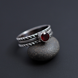 srebrny pierścionek,granat,ozdobny pierścionek - Pierścionki - Biżuteria