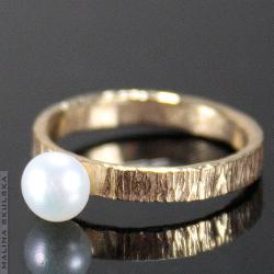 pierścionek,delikatny,złocony,perła,ryflowany - Pierścionki - Biżuteria